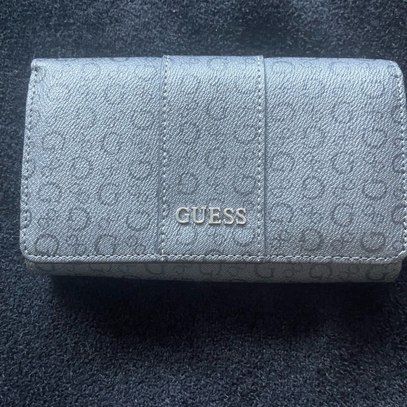 *Final Discounted Price* Vintage Guess Clutch Faux-leather, with an allover logo - Picture 6 of 9